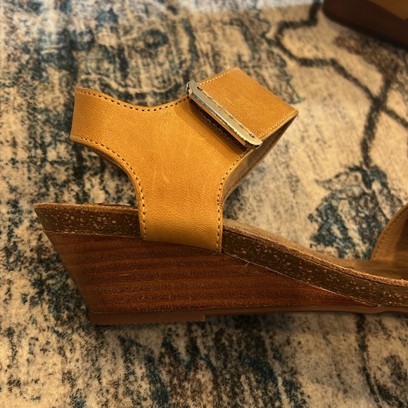 Sofft Yellow Leather Sandals - Picture 6 of 6
